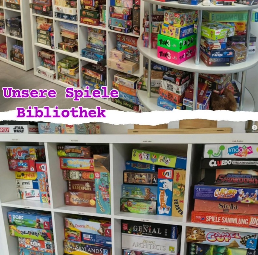 Regal mit Brettspielen in der Brettspiel-Bibliothek Tuttlingen